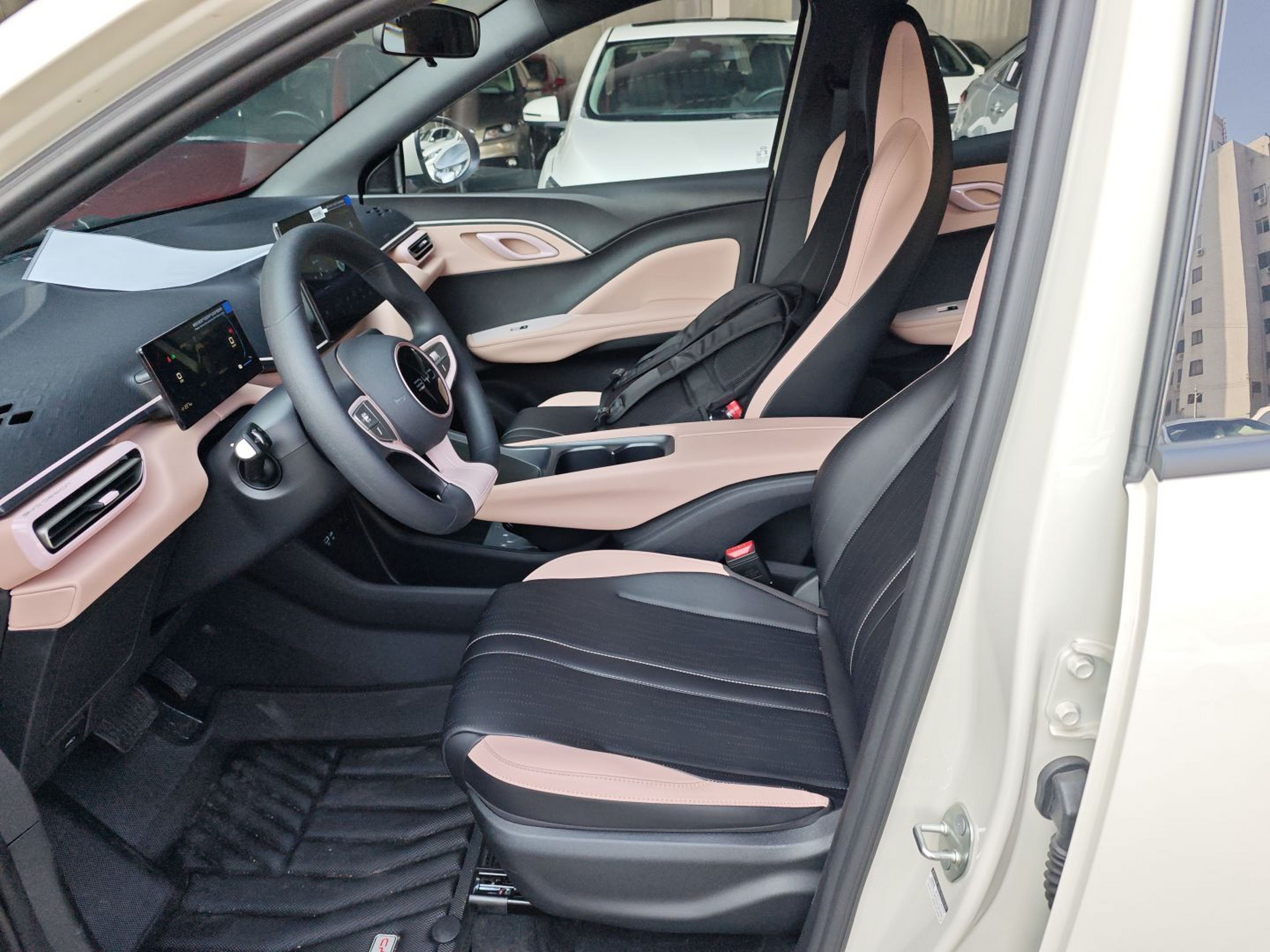 المقاعد الأمامية داخل السيارة