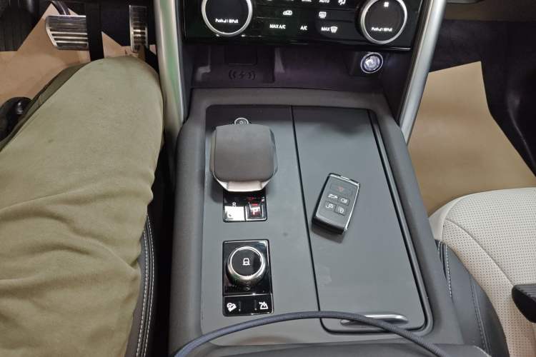 Used Land Rover Discovery 2023 Revised Version 360 PS R-Dynamic S
