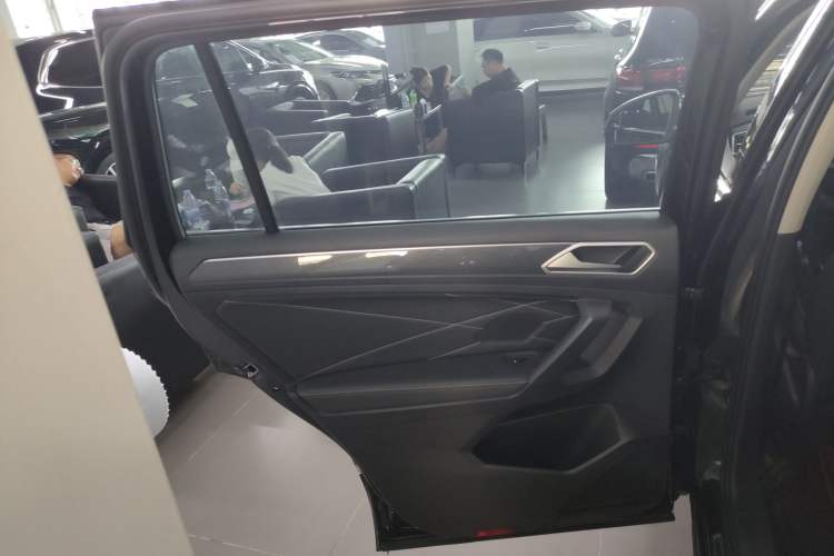 Used Volkswagen Tiguan L 2024 Outstanding Model 330TSI Automatic Two-Wheel Drive R-Line Dragon Glory Edition
