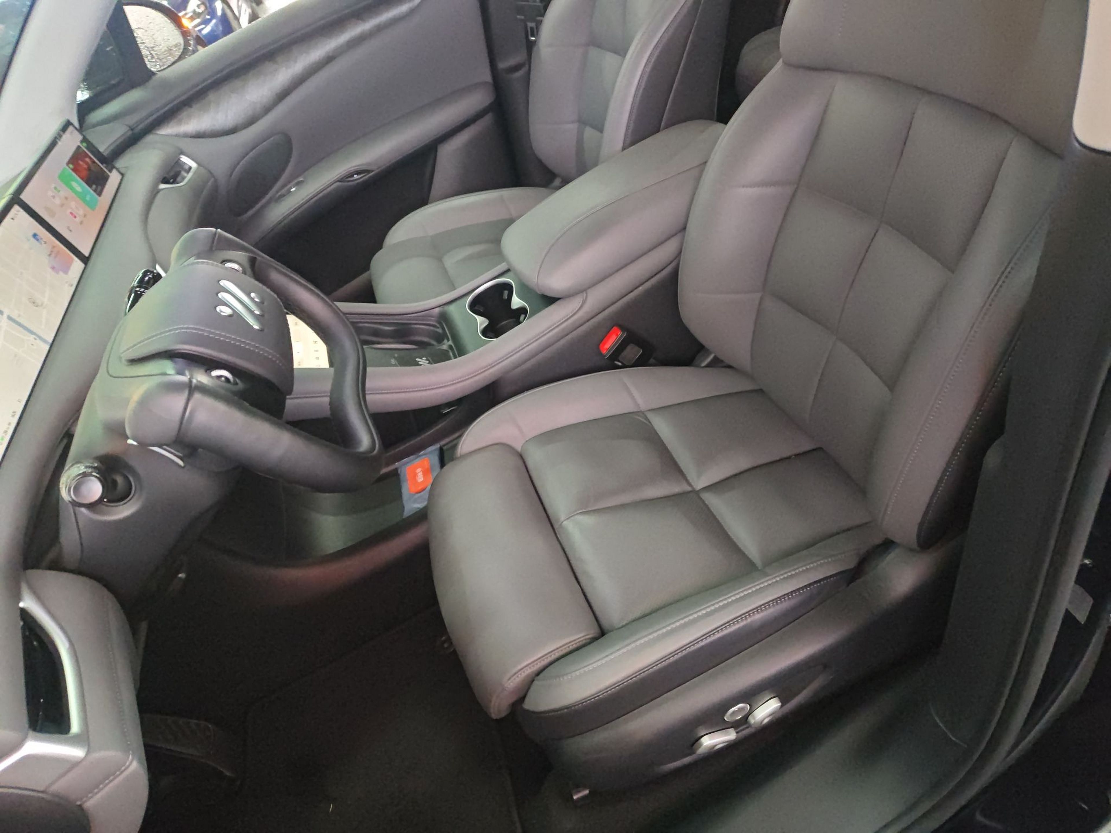 Переднее сиденье в автомобиле