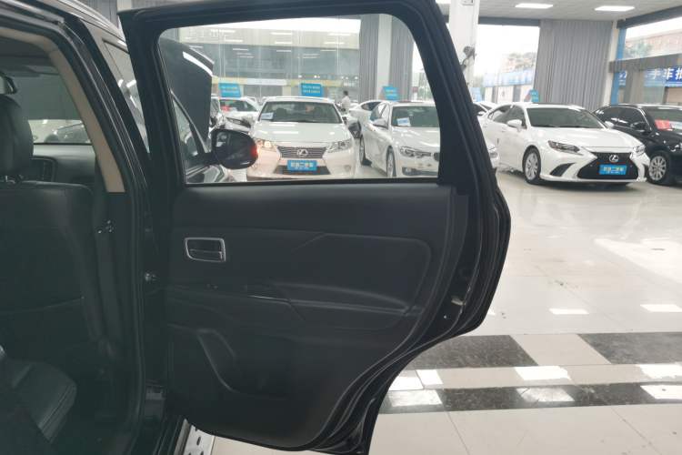 Used Mitsubishi Outlander 2018 2.0L Two-Wheel-Drive Jiale Edition 7-Seater
