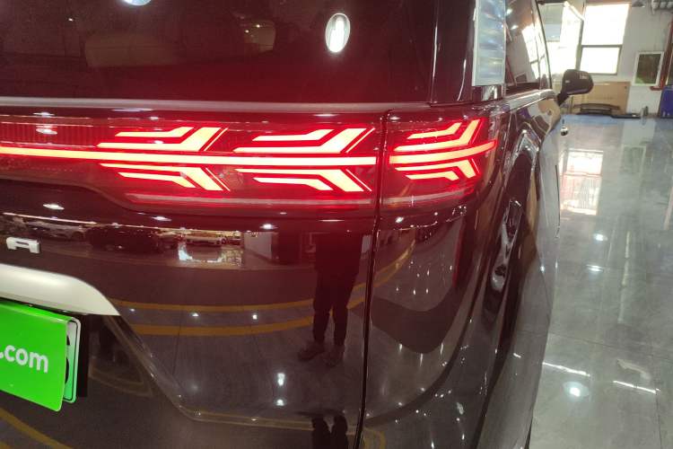 Used Denza D9 2025 DM-i Smart Drive 1020 Four-Wheel Drive Deluxe Model
