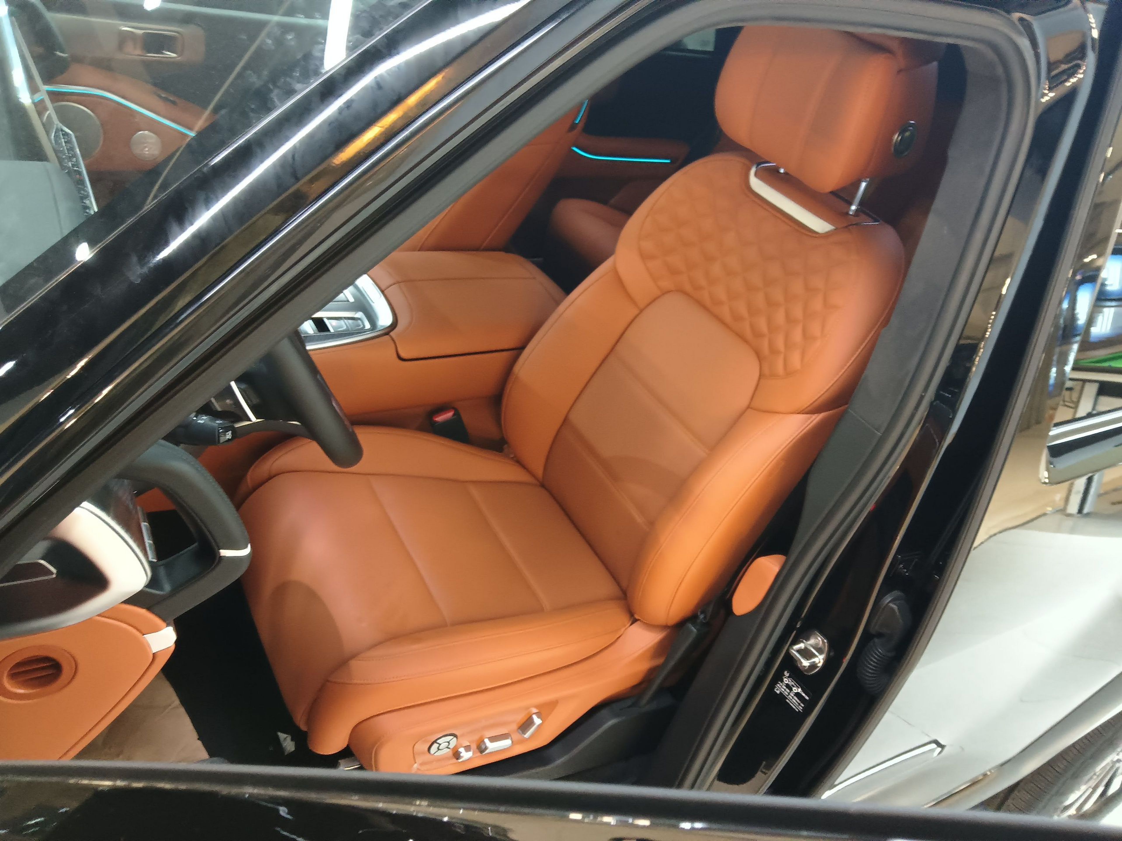 المقاعد الأمامية داخل السيارة