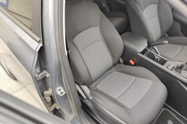 Used Roewe i5 2023 1.5L Manual Comfort Edition
