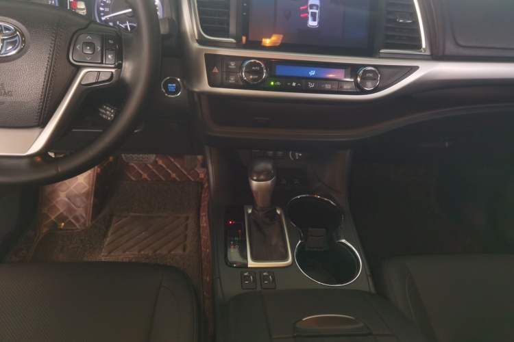 Used Toyota Highlander 2018 2.0T Four-Wheel Drive Luxury Edition 7 Seats China V Emission Standard
