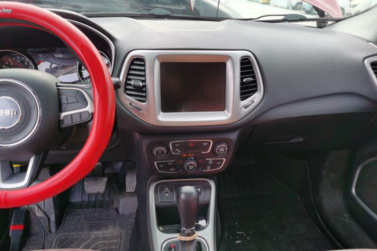 Used  Compass 2017 200T Automatic Family Edition
