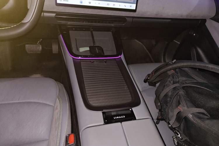 Used Lynk & Co 08 EM-P 2025 220 km All-Wheel-Drive Performance Halo