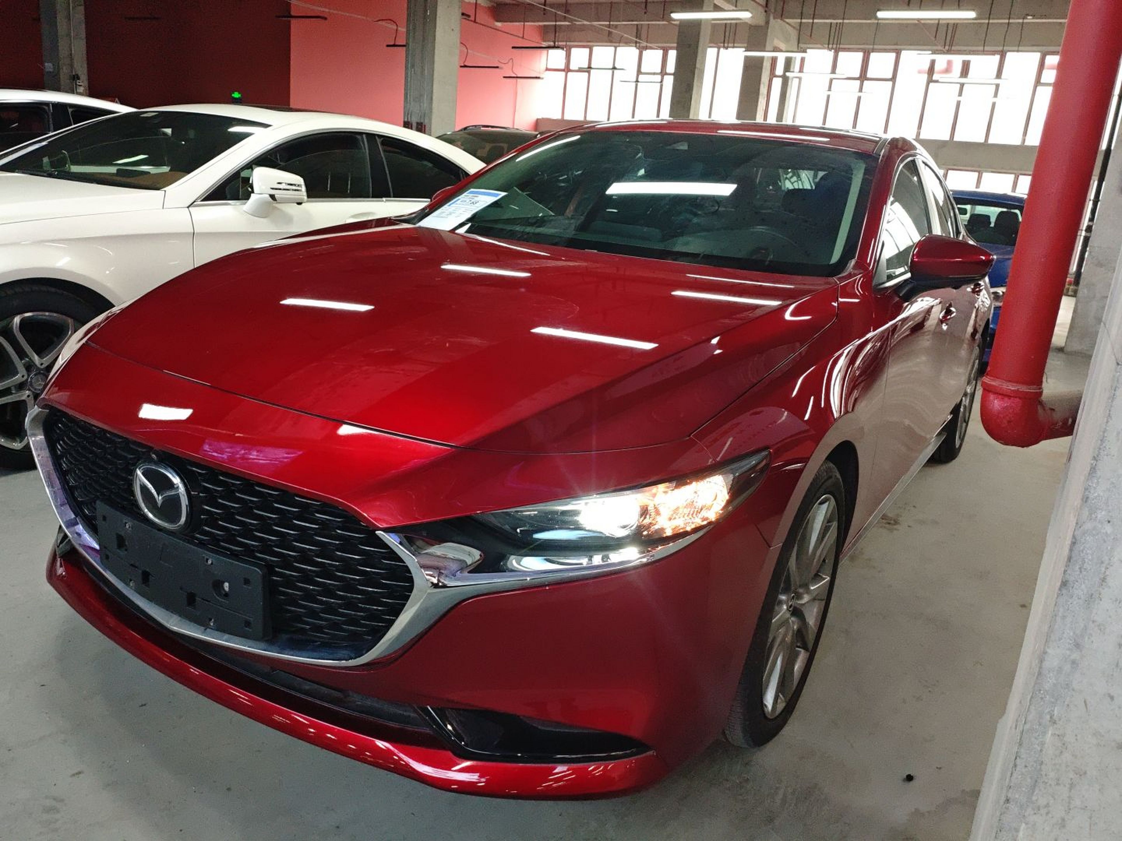 تحت مقدمة السيارة