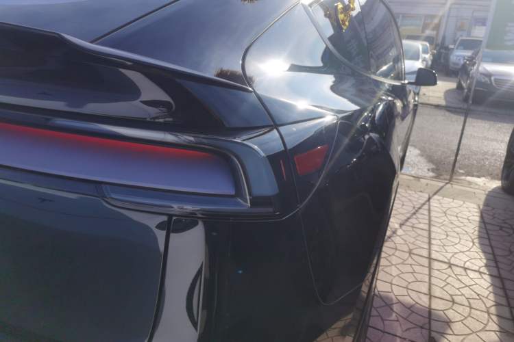 Used Tesla Model Y L 2025 Long-Range All-Wheel-Drive Version
