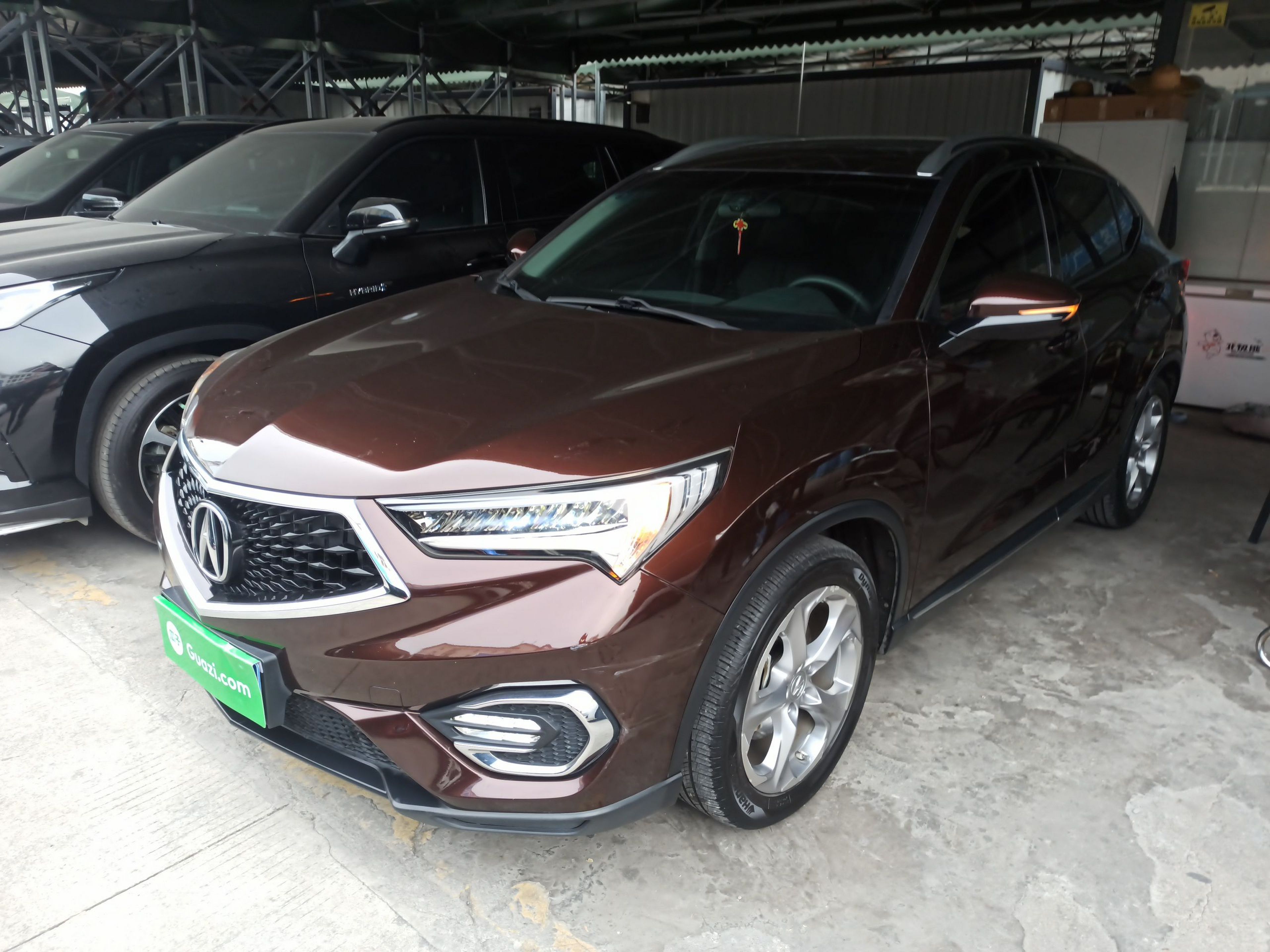 تحت مقدمة السيارة