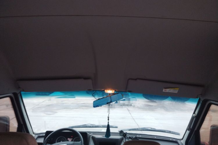 Used Iveco Daily 2021 2.5T A35 M1 Passenger Van 5-9 Seater Short Wheelbase Mid-Roof Design Dual Tires Side Sliding Door
