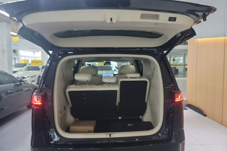 Used VOYAH Dream 2025 PHEV Four-Wheel Drive Excellence Kunpeng Edition
