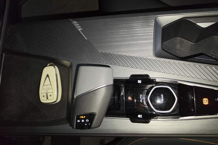 Used Oshan Z6 2023 Blue Whale 1.5T DCT Luxury Model