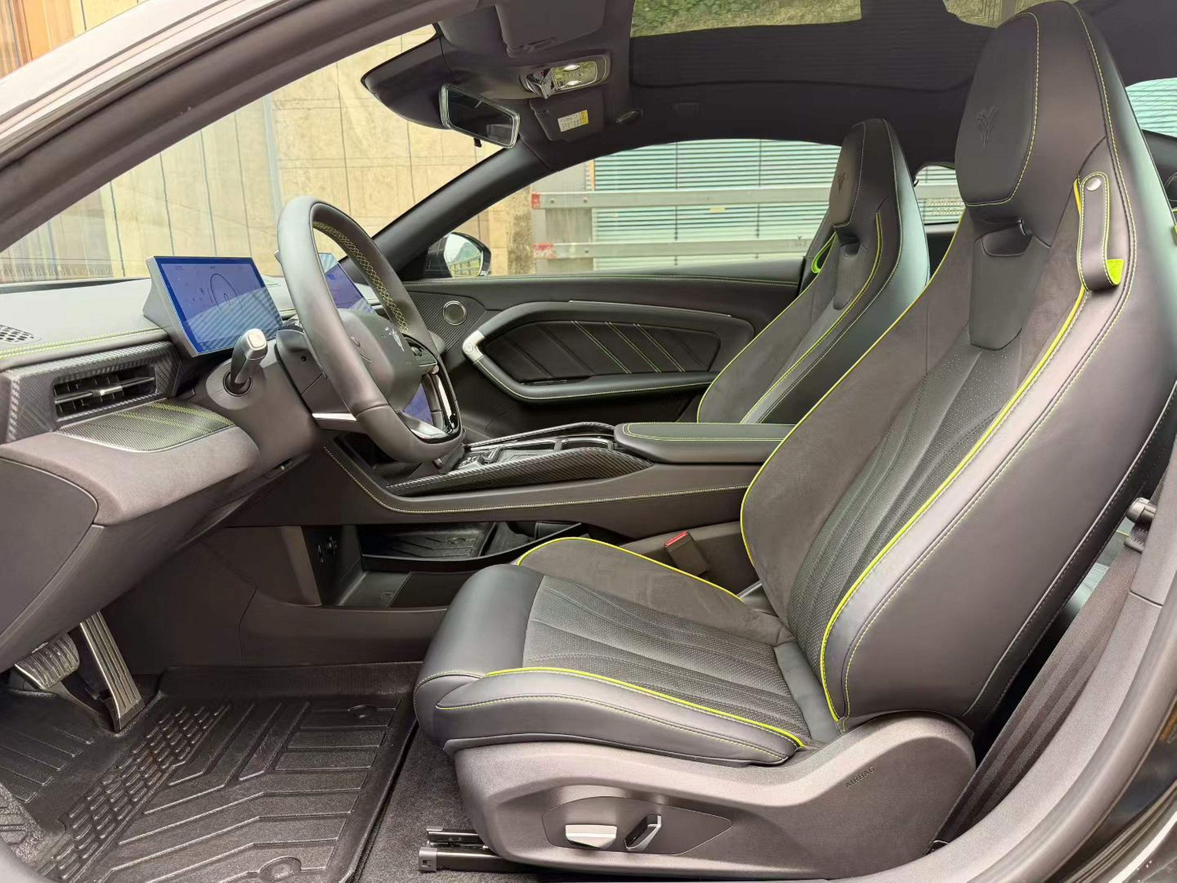 Переднее сиденье в автомобиле