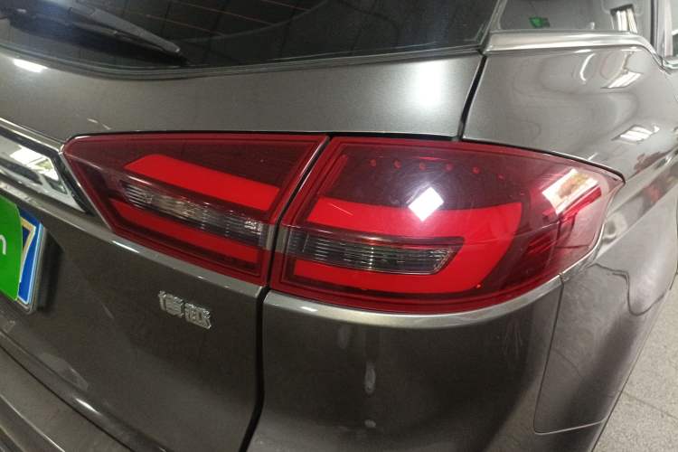 Used Geely Auto Emgrand X7 Sport 2018 1.8TD Automatic Two-Wheel Drive Smart Connect 4G Internet Edition
