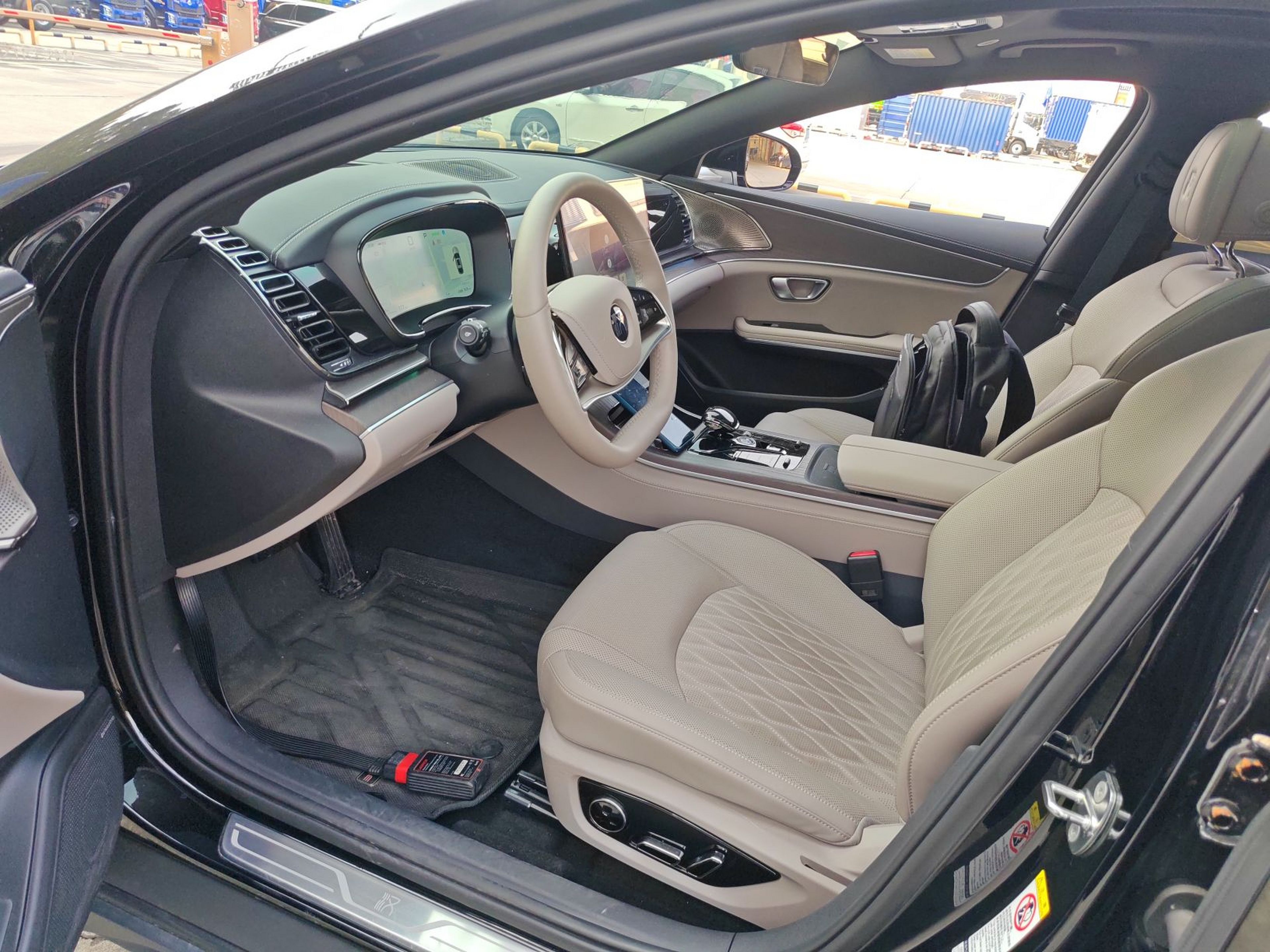 المقاعد الأمامية داخل السيارة