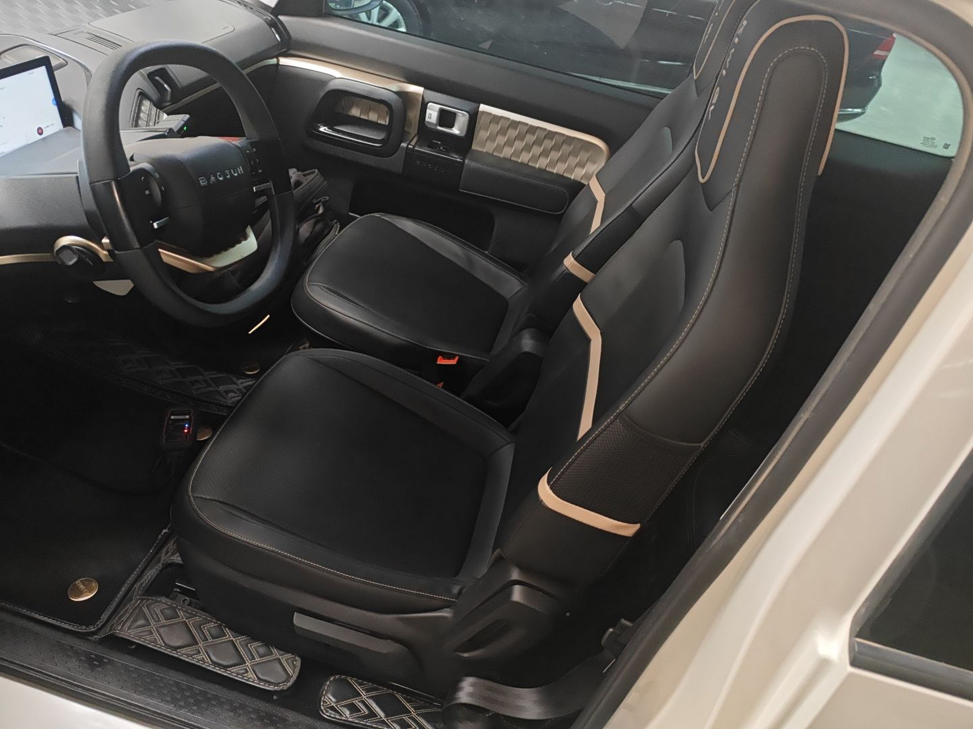 المقاعد الأمامية داخل السيارة