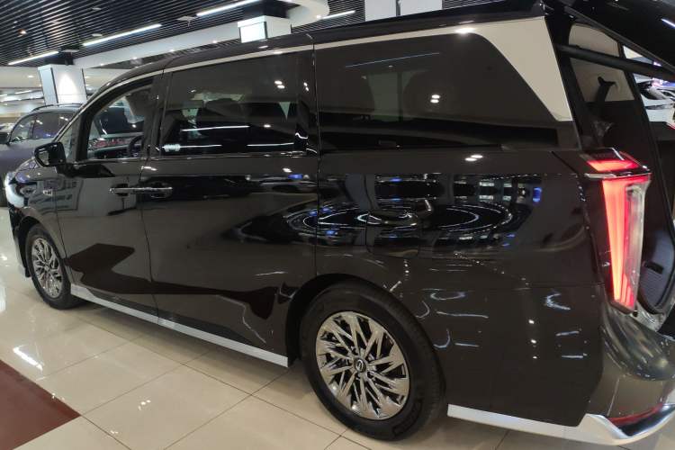 Used GAC Trumpchi Xiangwang M8 2025 Kunkun Series Max Luxury Cabin
