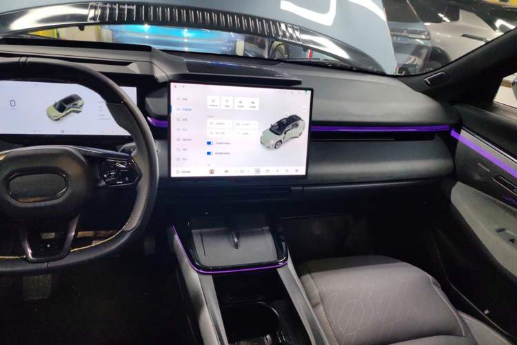 Used Lynk & Co 08 EM-P 2025 220 km All-Wheel-Drive Performance Halo