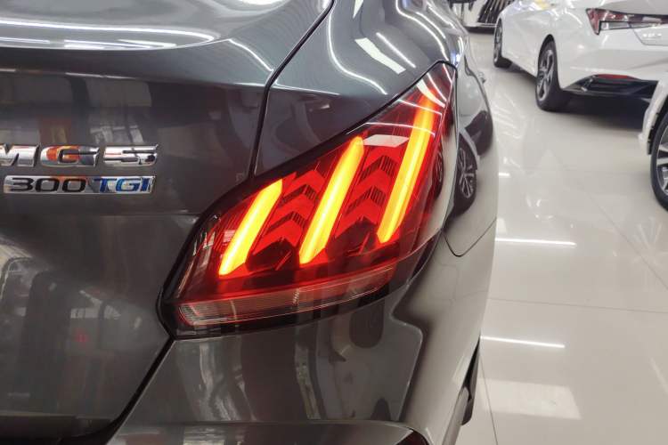 Used MG 5 2022 300TGI DCT Chao Yue Luxury Edition
