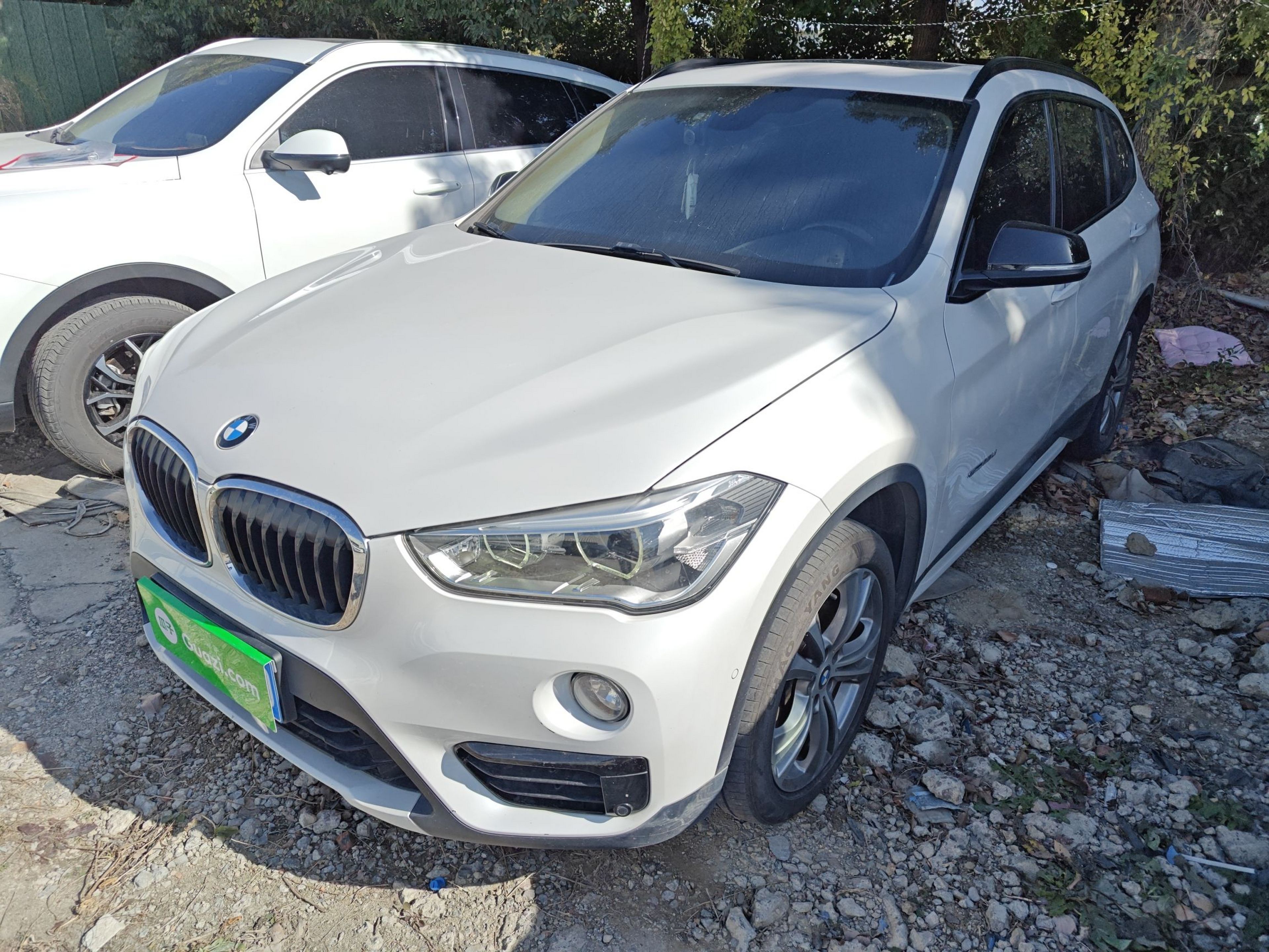 Под передней частью автомобиля