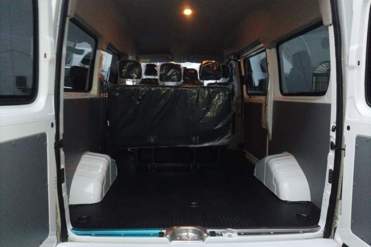 Used SAIC MAXUS Xintu V80 2023 2.0T Manual Classic Aoyuntong Short Wheelbase Mid-Roof 5/6-Seater