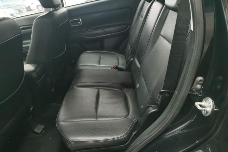 Used Mitsubishi Outlander 2018 2.0L Two-Wheel-Drive Jiale Edition 7-Seater
