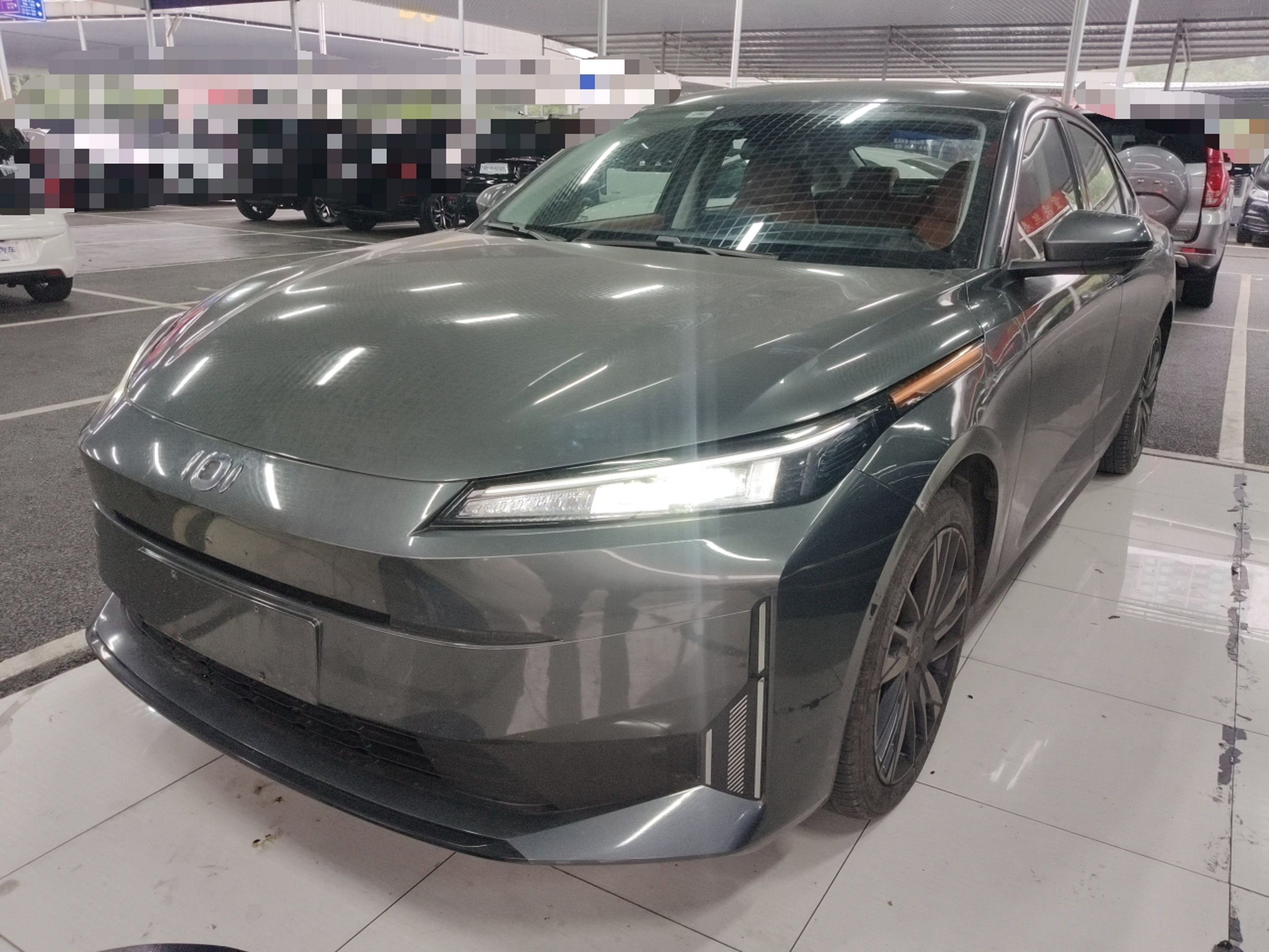 Под передней частью автомобиля