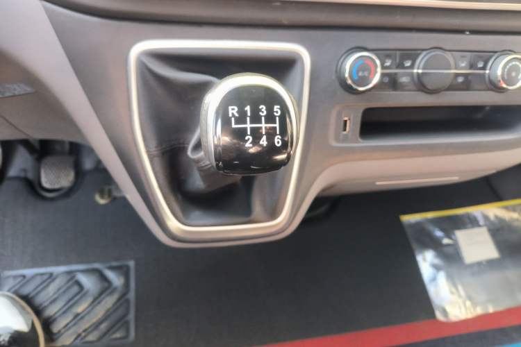 Used SAIC MAXUS Xintu V80 2024 Aotong Value Edition 6MT Long-Wheelbase Mid-Roof Model with 127 Ps Available in 6/7/8/9-Seater Configurations
