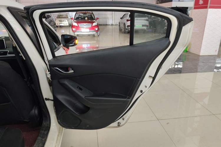 Used Mazda Mazda 3 Axela 2016 Sedan 1.5L Manual Comfort Model
