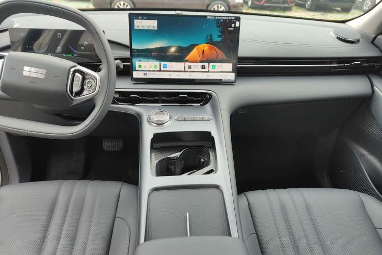 Used  E5 2024 Model 530km Business Edition