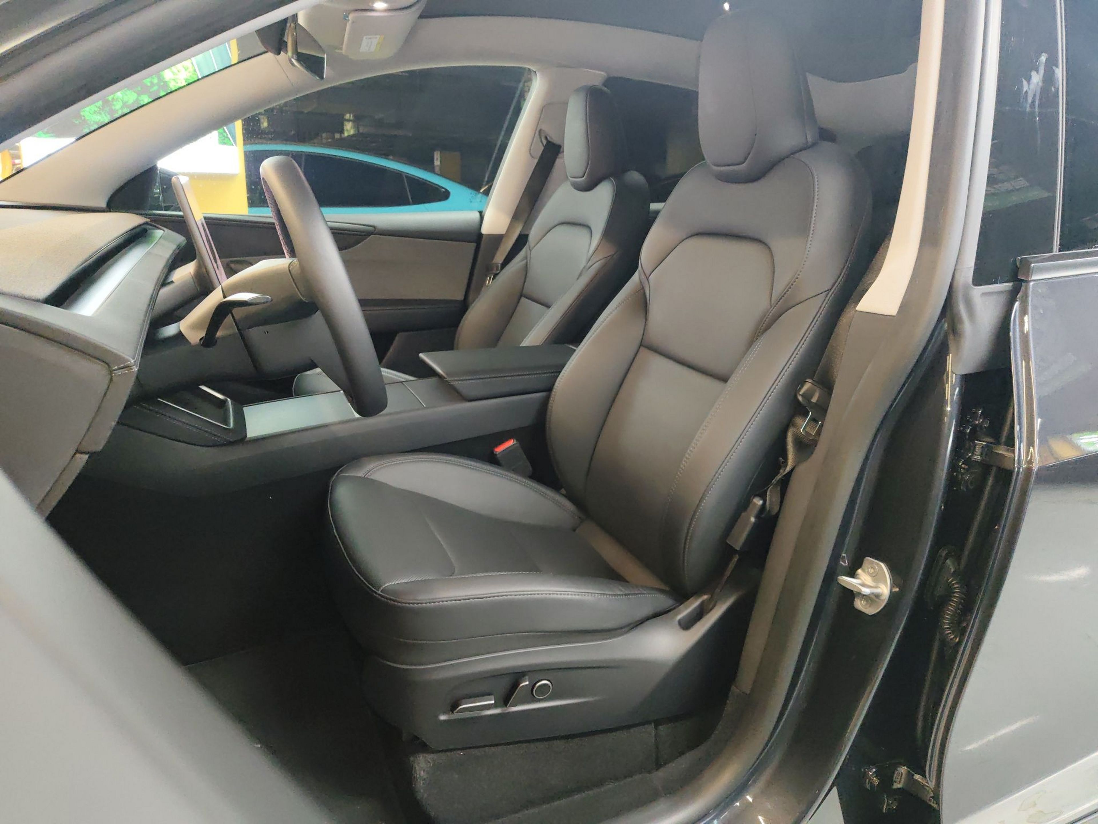 المقاعد الأمامية داخل السيارة