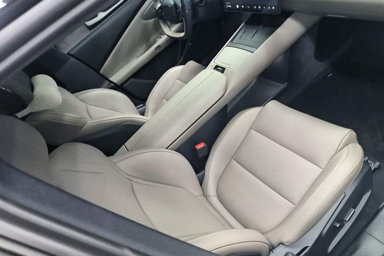 Used Lynk & Co Z10 2025 71 kWh 602 km Range Rear-Wheel Drive Pro
