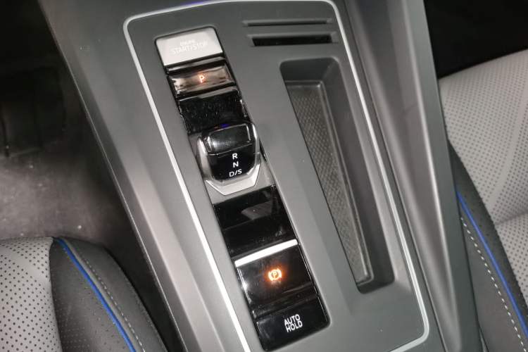 Used Volkswagen Golf 2025 300TSI R-Line
