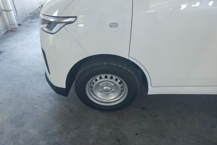 Used Wuling Yangguang 2024 300KM Comfort Version Passenger Van 75kW
