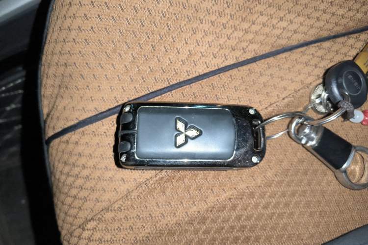 Used Mitsubishi Outlander 2019 2.0L Two-Wheel Drive Comfort Edition 7-Seater China VI Standard
