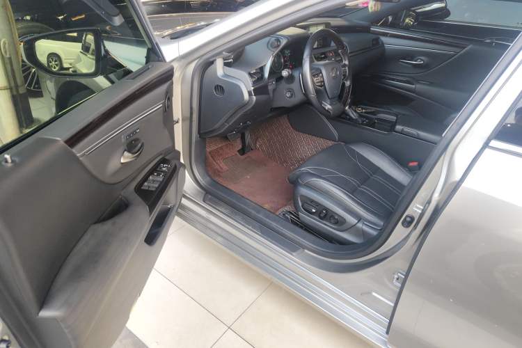 Used Lexus ES 2020 300h Premium Edition
