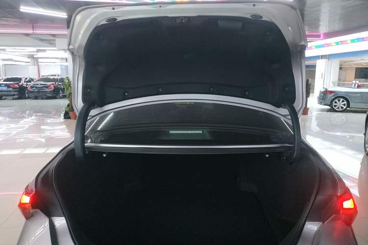 Used Toyota Avalon 2019 Dual-Engine 2.5L XLE Prestige Version China VI Standard
