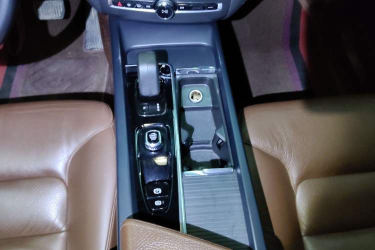 Used Volvo XC60 2022 B5 4x4 Zhiyi Luxury Edition
