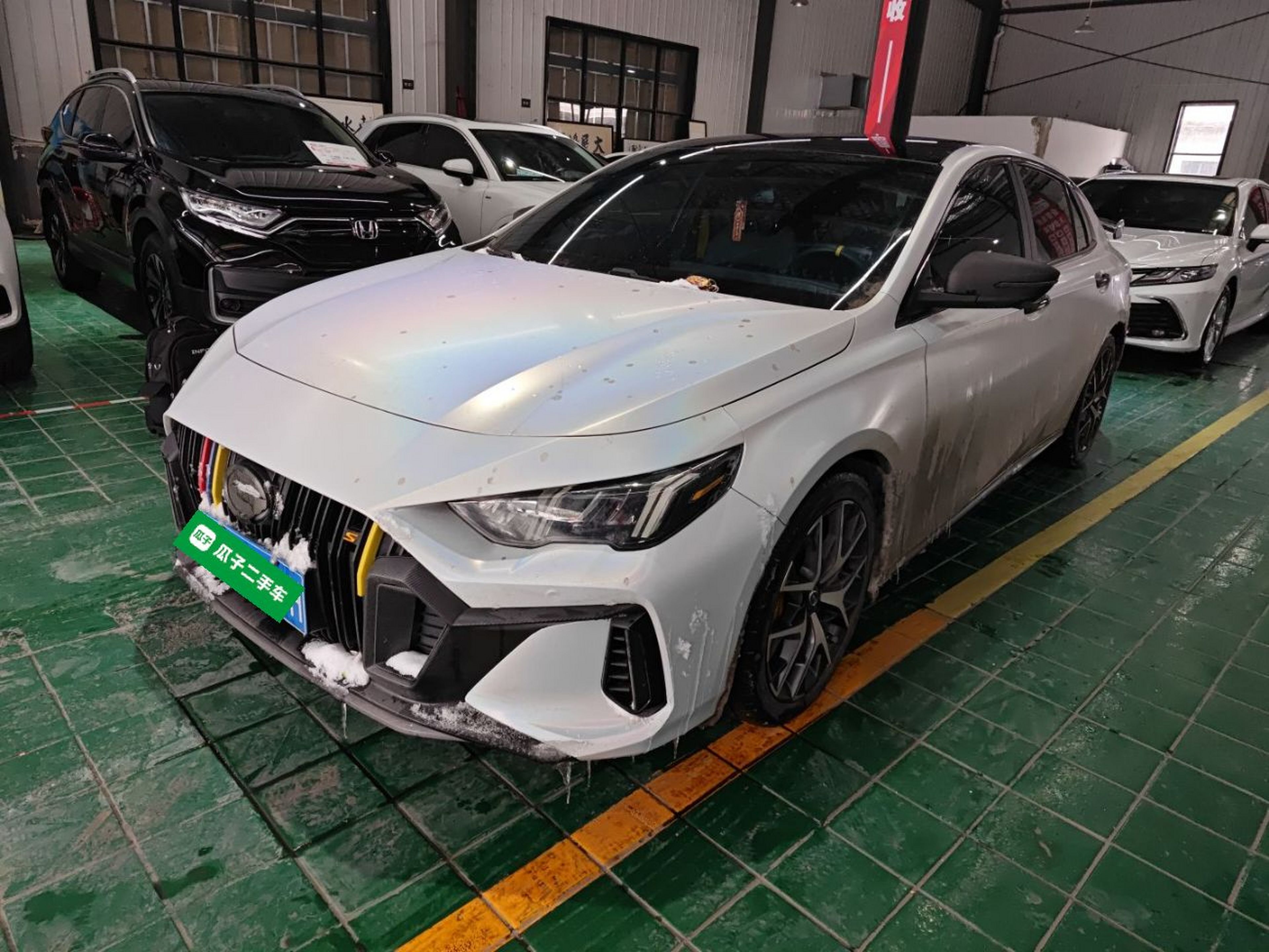 تحت مقدمة السيارة