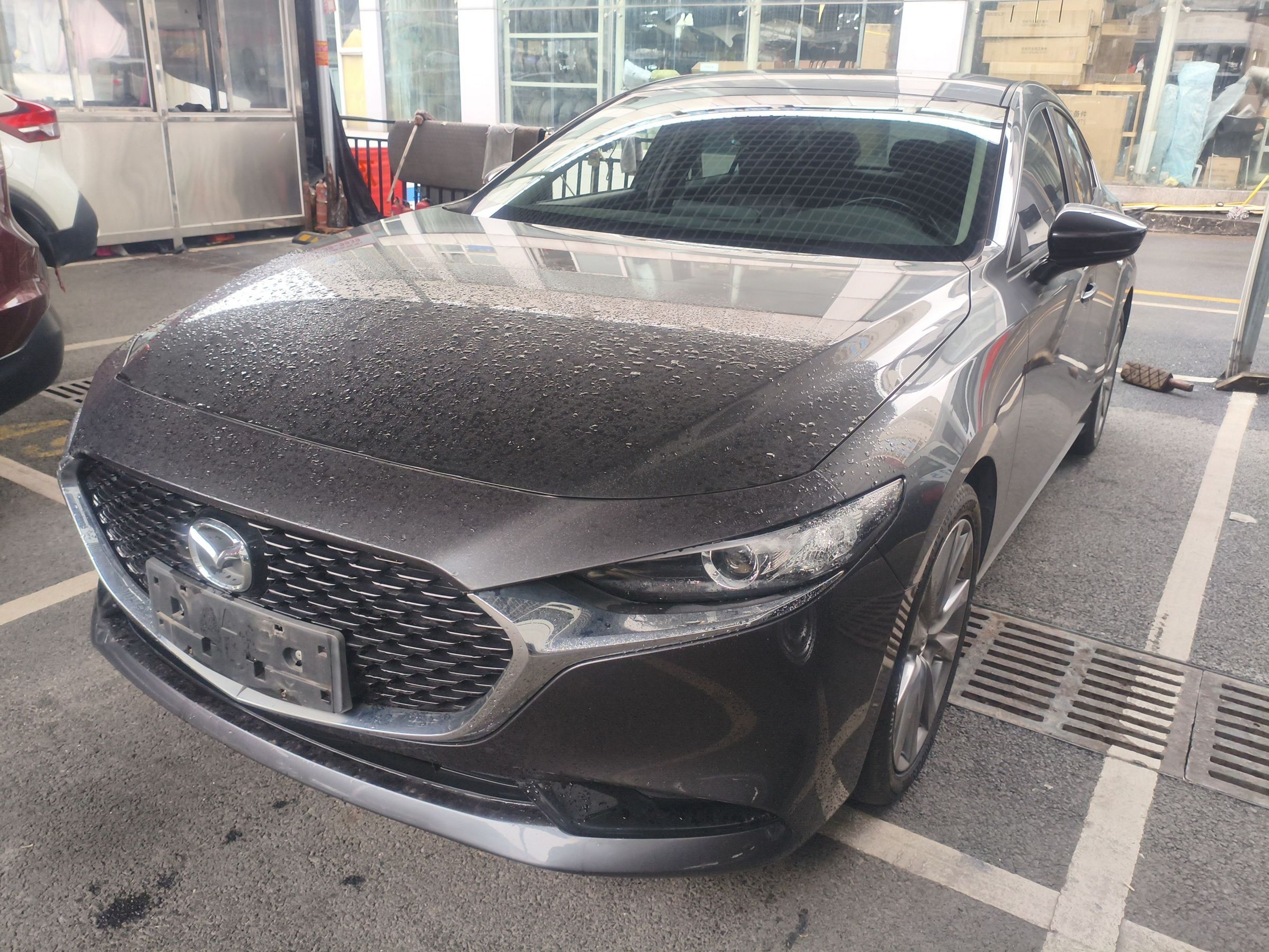 Под передней частью автомобиля