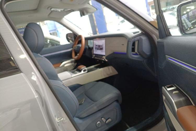 Used  G318 2024 Four-Wheel-Drive Air Suspension Model