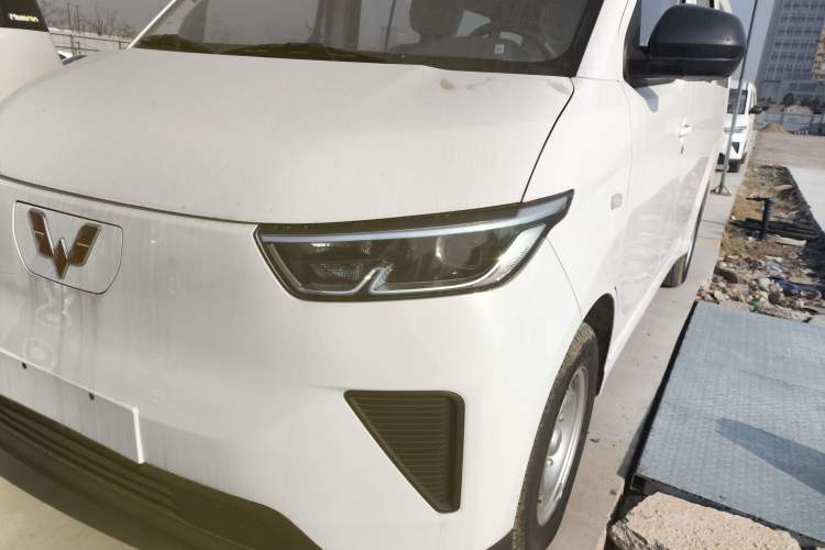 Used Wuling Yangguang 2024 300KM Comfort Version Passenger Van 75kW
