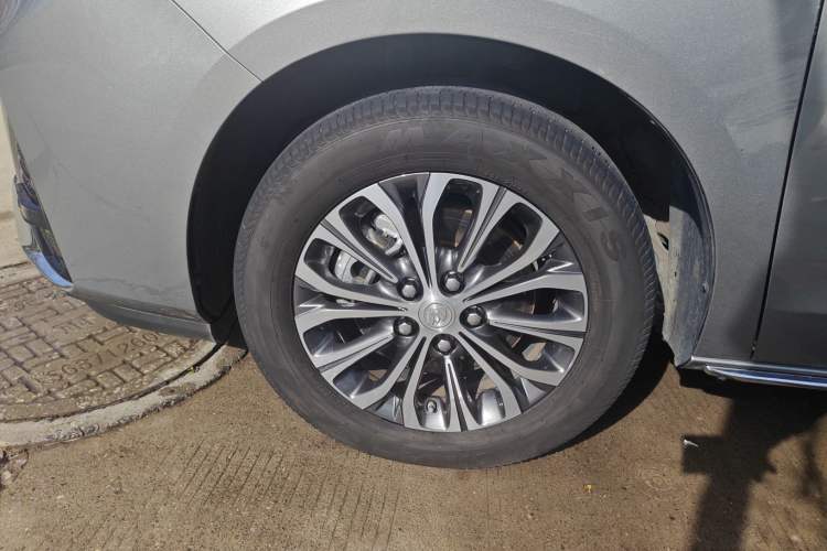 Used Buick GL8 2023 Facelifted Land Cruiser Executive Luxury Version
