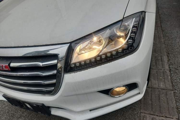 Used Haval H2 2018 Chuanxiang Edition Red Badge 1.5T Manual Two-Wheel Drive Fashionable Model