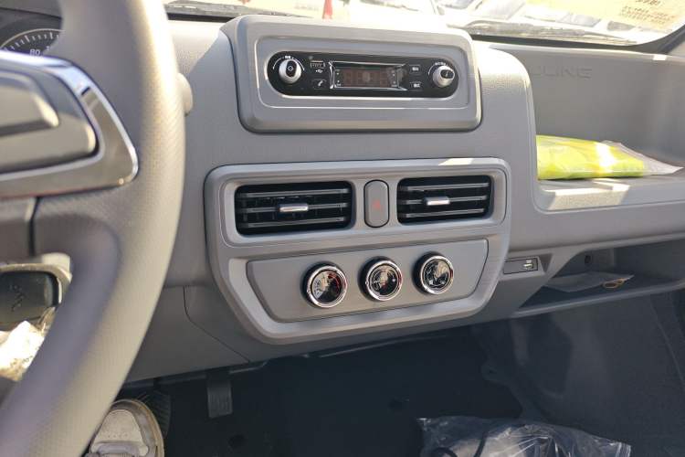 Used Wuling Yangguang 2024 300KM Comfort Version Passenger Van 75kW
