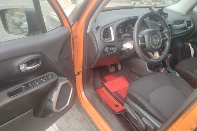 Used  Renegade 2018 Connected Large Screen Version 180T Automatic High-Energy Edition
