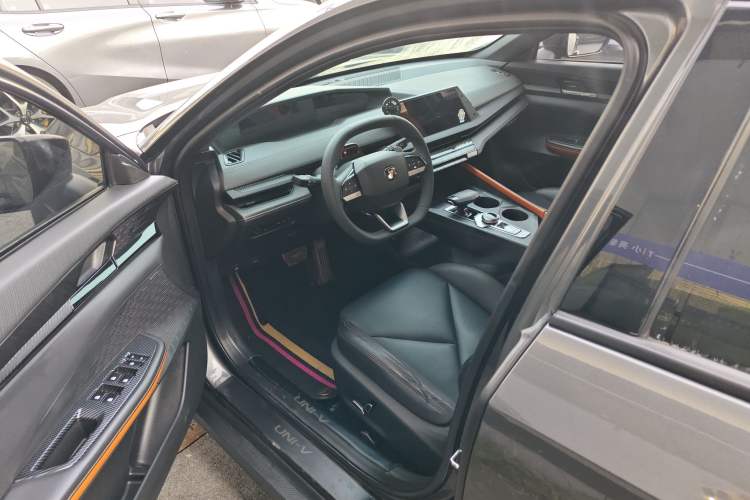 Used Changan UNI-V 2022 1.5T Prestige Version
