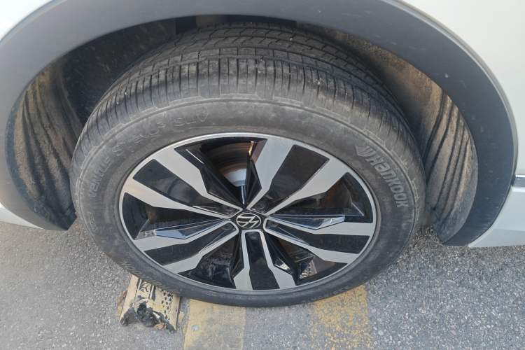 Used Volkswagen Tiguan L 2024 Outstanding Model 330TSI Automatic Two-Wheel Drive R-Line Dragon Glory Edition
