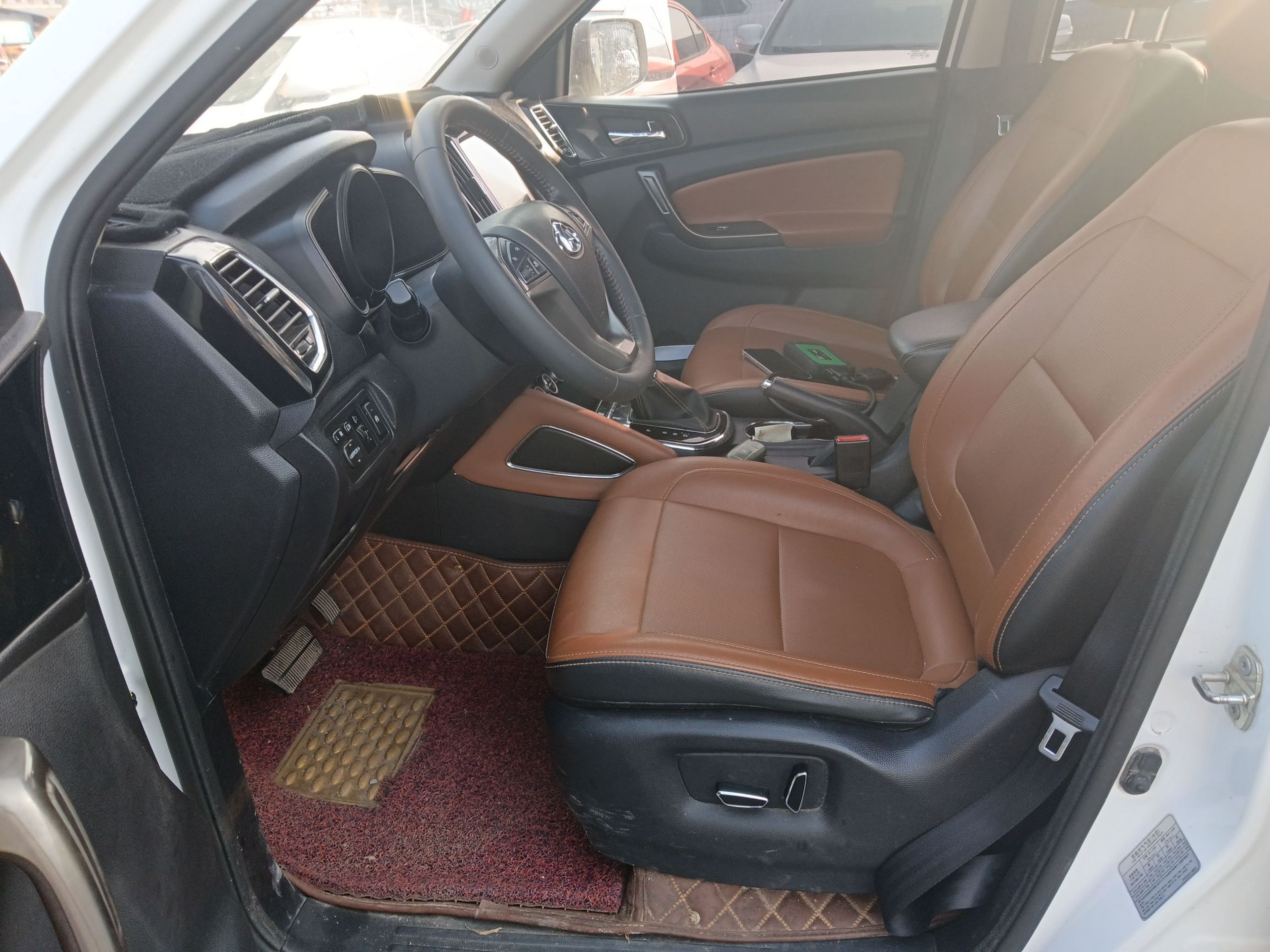 المقاعد الأمامية داخل السيارة